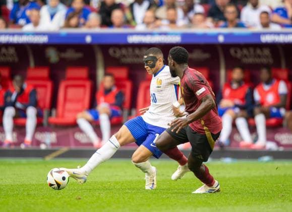 Football, men, season 2023 24, Euro 2024 round of 16 in Düsseldorf, France Belgium, f l Kylian Mbappe France with mask, Lois Openda Belgium , 01 07 2024, Copyright: xSebastianxRäppold MatthiasxKochx