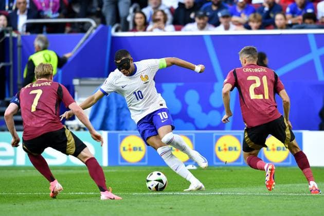 Soccer UEFA EURO 2024 Round of 16 France Belgium on 01 07 2024 at the Düsseldorf Arena in Düsseldorf Kevin De Bruyne Belgium , left Kylian Mbappe France , center Timothy Castagne Belgium , right xRx