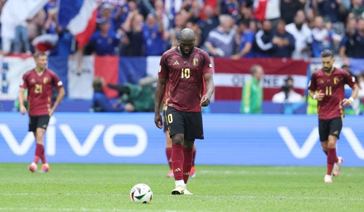 Dusseldorf, Germany, 1st July 2024. Romelu Lukaku of Belgium (R) reacts after France score to lead 1-0 during the UEFA European Championships Round of 16 match at Dusseldorf Arena, Dusseldorf. Picture credit should read: Paul Terry Sportimage EDITORIAL USE ONLY. No use with unauthorised audio, video, data, fixture lists, club league logos or live services. Online in-match use limited to 120 images, no video emulation. No use in betting, games or single club league player publications. SPI-3216-0067