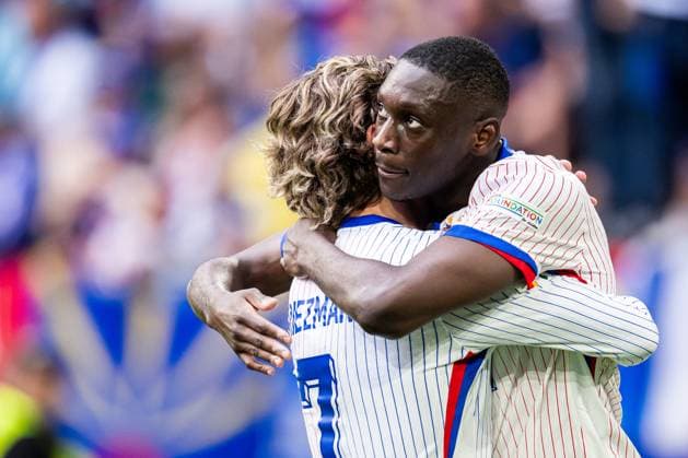 240701 Antoine Griezmann and Randal Kolo Muani of France celebrate after 1 0 during the UEFA Euro 2024 Football Championship round of 16 match between France and Belgium on July 1, 2024 in Dusseldorf Photo Mathias Bergeld BILDBYRAN kod MB MB0941 fotboll football soccer fotballs em europamästerskap em uefa euro uefa european football championship euro 2024 frankrike france belgien belgium bbeng round of 16 attondelsfinal celebrate jubel  Copyright: MATHIASxBERGELD BB240701MB075