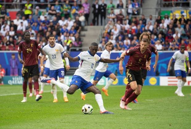 Football, Men, Season 2023 24, Euro 2024 Round of 16 in Düsseldorf, France Belgium, Randal Kolo Muani M , France scores the goal for 1 0 against Jan Vertonghen r , Belgium , 01 07 2024, Copyright: xSebastianxRäppold MatthiasxKochx