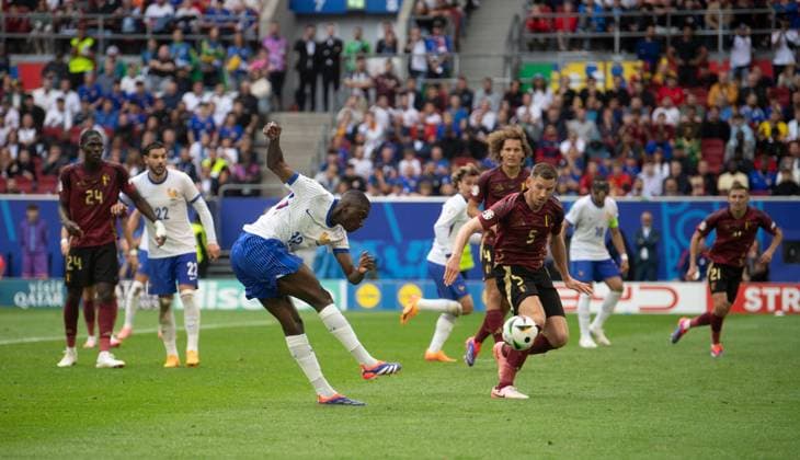 Football, Men, Season 2023 24, Euro 2024 Round of 16 in Düsseldorf, France Belgium, Randal Kolo Muani M , France scores the goal for 1 0 against Jan Vertonghen r , Belgium , 01 07 2024, Copyright: xSebastianxRäppold MatthiasxKochx