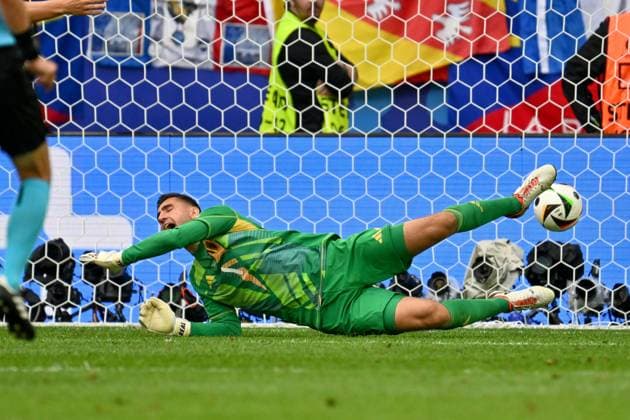 240701 EURO2024 FRANCE VS BELGIUM goalkeeper Koen Casteels (1) of Belgium concedes the 1-0 goal of Randal Kolo Muani (12) of France during a soccer game between the national teams of France, called les Bleus and Belgium, called the Red Devils in a round of 16 knock out game of the UEFA EURO, EM, Europameisterschaft,Fussball 2024 tournament , on Monday 1 July 2024 in Dusseldorf , Germany . photo sportpix David Catry Dusseldorf GERMANY  Copyright: xx 471646
