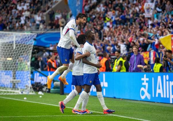 Football, men, season 2023 24, Euro 2024 round of 16 in Düsseldorf, France Belgium, f l Theo Hernandez France , Jules Kounde France , Randal Kolo Muani France with the fans, cheering after scoring 1 0, 01 07 2024, Copyright: xSebastianxRäppold MatthiasxKochx