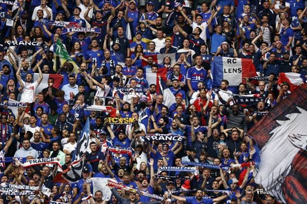 DUSSELDORF - French fans celebrate during the UEFA EURO, EM, Europameisterschaft,Fussball 2024 round of 16 match between France and Belgium at the Dusseldorf Arena on July 1, 2024 in Dusseldorf, Germany. ANP Hollandse Hoogte MAURICE VAN STEEN UEFA EURO 2024 2024 xVIxANPxSportx xVanxSteenxFotografiexIVx 502552576 originalFilename: 502552576.jpg