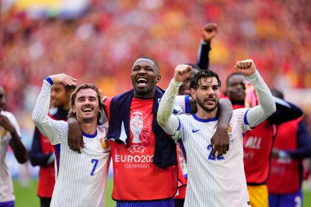 France v Belgium: Round of 16 - UEFA EURO, EM, Europameisterschaft,Fussball 2024 Antoine Griezmann centre-forward of France and Atletico de Madrid, Marcus Thuram centre-forward of France and Inter Milan and Theo Hernandez eft-back of France and AC Milan celebrate victory after the UEFA EURO 2024 round of 16 match between France and Belgium at Düsseldorf Arena on July 1, 2024 in Dusseldorf, Germany. Dusseldorf Germany  Copyright: xJosexBretonx originalFilename:bretonhernandez-francevb240701_npc63.jpg
