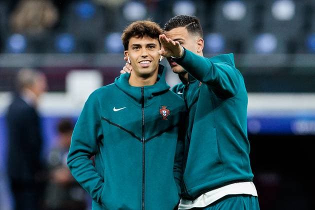 UEFA EURO 2024 Portugal Slovenia 01 07 2024 Joao Felix Sequeira Portugal, 11 and Jose Diogo Dalot Teixeira Portugal, 5 during the pitch inspection, gesticulating, trying to indicate where family is sitting UEFA EURO 2024 Portugal Slovenia Frankfurt Arena Frankfurt 01 07 2024 Copyright: xBEAUTIFULxSPORTS Wunderlx