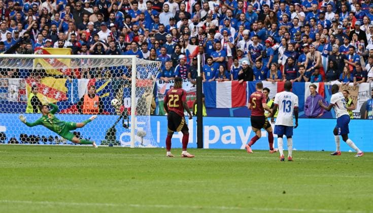 Randal Kolo Muani France , right , scores the 1 0 winning goal against goalkeeper Koen Casteels Belgium, Jan Vertonghen Belgium deflects the ball 01 07 2024, European Football Championship 2024, Round of 16 France Belgium Düsseldorf North Rhine-Westphalia Germany Team2