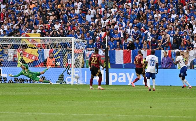 Randal Kolo Muani France , right , scores the 1 0 winning goal against goalkeeper Koen Casteels Belgium, Jan Vertonghen Belgium deflects the ball 01 07 2024, European Football Championship 2024, Round of 16 France Belgium Düsseldorf North Rhine-Westphalia Germany Team2