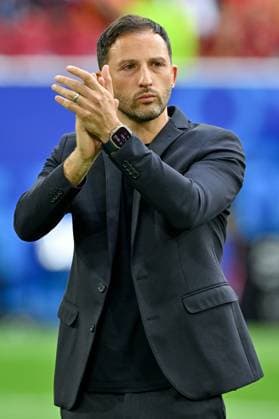 240701 EURO2024 FRANCE VS BELGIUM Head Coach Domenico Tedesco of Belgium thanking the fans and supporters after losing a soccer game between the national teams of France, called les Bleus and Belgium, called the Red Devils in a round of 16 knock out game of the UEFA EURO, EM, Europameisterschaft,Fussball 2024 tournament , on Monday 1 July 2024 in Dusseldorf , Germany . photo sportpix David Catry Dusseldorf GERMANY  Copyright: xx 471668