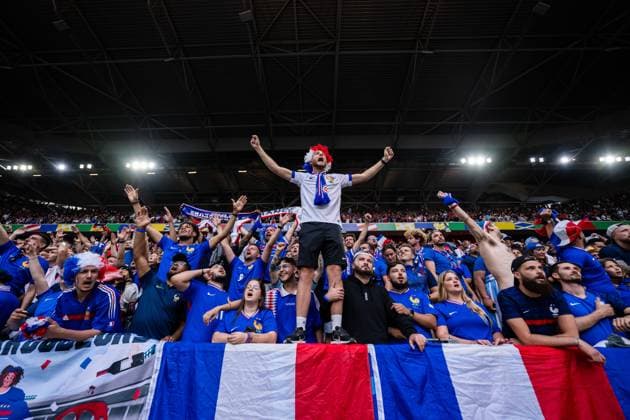 240701 Supporters of France celebrate after the UEFA Euro 2024 Football Championship round of 16 match between France and Belgium on July 1, 2024 in Dusseldorf Photo Mathias Bergeld BILDBYRAN kod MB MB0941 fotboll football soccer fotballs em europamästerskap em uefa euro uefa european football championship euro 2024 frankrike france belgien belgium bbeng round of 16 attondelsfinal crowd audience celebrate jubel  Copyright: MATHIASxBERGELD BB240701MB096