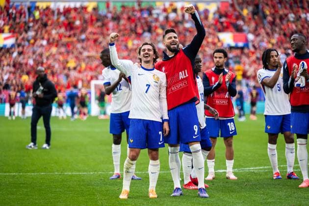 240701 Antoine Griezmann and Olivier Giroud of France celebrate after the UEFA Euro 2024 Football Championship round of 16 match between France and Belgium on July 1, 2024 in Dusseldorf Photo Mathias Bergeld BILDBYRAN kod MB MB0941 fotboll football soccer fotballs em europamästerskap em uefa euro uefa european football championship euro 2024 frankrike france belgien belgium bbeng round of 16 attondelsfinal celebrate jubel  Copyright: MATHIASxBERGELD BB240701MB098