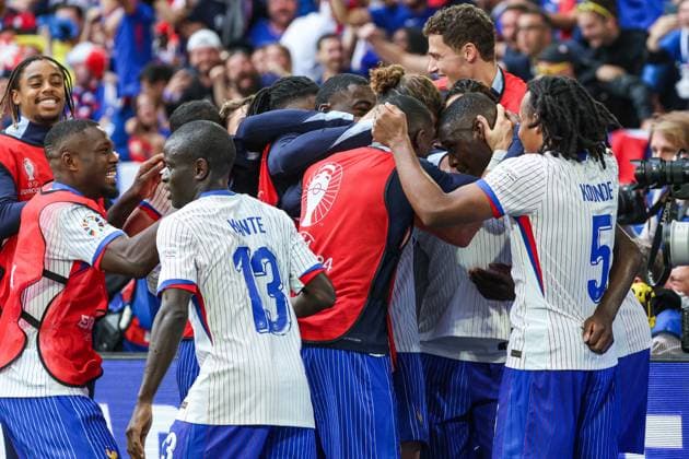 EM 2024 France Belgium on 01 07 2024 at the Arena Düsseldorf in Duesseldorf Cheering, goal celebration, goal scorer, goal scorer Randal Kolo Muani France 12 cheers with the team after his goal for 1 to 0 MH