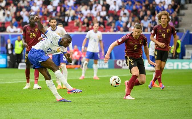Goal for 1 0, Randal KOLO MUANI FRA shoots Jan VERTONGHEN r BEL deflects the ball into his own goal, own goal, action, round of 16, match M42, France FRA Belgium BEL 1 0, on 01 07 2024 in Duesseldorf Germany European Football Championship 2024 from 14 06 14 07 2024 in Germany Â