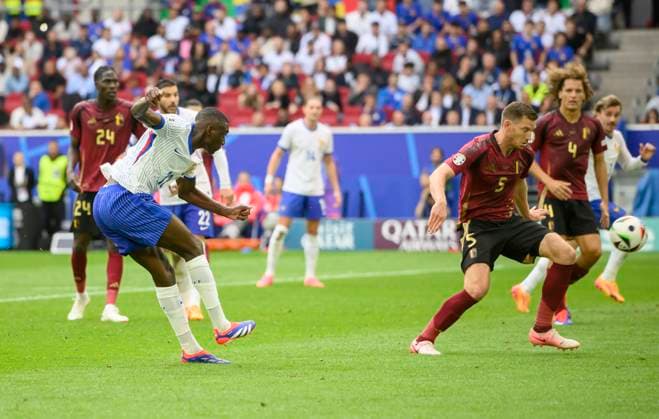 Goal for 1 0, Randal KOLO MUANI FRA shoots Jan VERTONGHEN r BEL deflects the ball into his own goal, own goal, action, round of 16, match M42, France FRA Belgium BEL 1 0, on 01 07 2024 in Duesseldorf Germany European Football Championship 2024 from 14 06 14 07 2024 in Germany Â