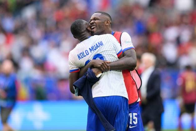 Soccer, UEFA EURO 2024 Round of 16, 20240701, France, Belgium Pictured Randal KOLO MUANI France, 12 and Marcus THURAM France, 15 Hugging celebrating victory Final cheer Düsseldorf Düsseldorf Arena North Rhine-Westphalia Germany Copyright: Passion2Press MarkusxFischerx