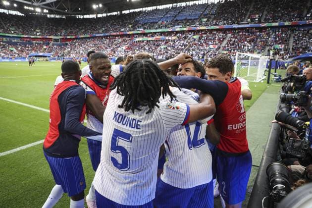 Joie des joueurs de France apres le but de 12 Kolo Muani Randal KOLO MUANI Forward (FRA FOOTBALL : France vs Belgique- Euro 2024 round of 16 - Dusseldorf Arena - 01-07-2024 ElyxandroCegarra Panoramic 