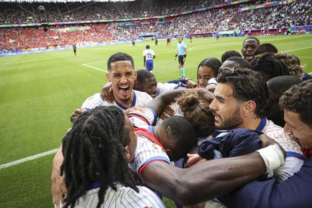 Joie des joueurs de France apres le but de 12 Kolo Muani Randal KOLO MUANI Forward (FRA FOOTBALL : France vs Belgique- Euro 2024 round of 16 - Dusseldorf Arena - 01-07-2024 ElyxandroCegarra Panoramic 