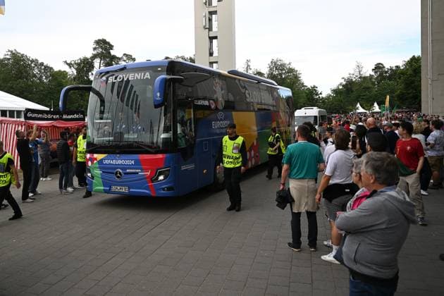 01 07 2024, xjhx, European Football Championship 2024 1 8 Final, Portugal Slovenia emspor, v l The team bus of Slovenia DFL DFB REGULATIONS PROHIBIT ANY USE OF PHOTOGRAPHS as IMAGE SEQUENCES and or QUASI VIDEO Frankfurt am Main