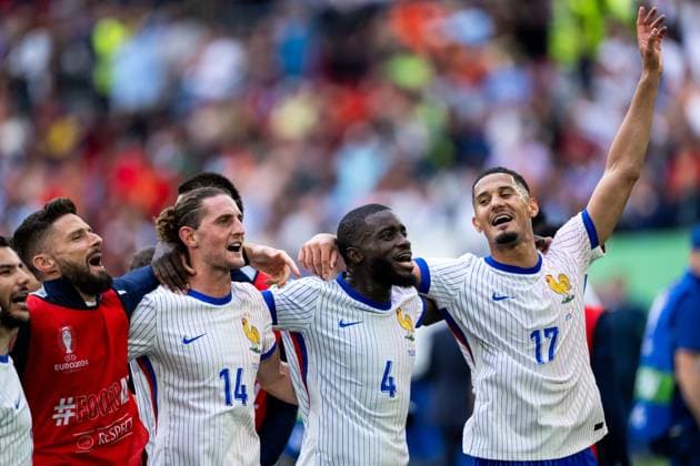 Sport Themen der Woche KW27 Sport Bilder des Tages Adrien Rabiot (Frankreich, 14), Dayot Upamecano (Frankreich, 04), William Alain Andre Saliba (Frankreich, 17) jubeln ueber den Sieg, GER, France (FRA) vs Belgium (BEL), Fussball Europameisterschaft, UEFA EURO, EM, Europameisterschaft,Fussball 2024, Round of 16, 01.07.2024 GER, France (FRA) vs Belgium (BEL), Fussball Europameisterschaft, UEFA EURO 2024, Round of 16, 01.07.2024 Duesseldorf *** Adrien Rabiot France, 14 , Dayot Upamecano France, 04 , William Alain Andre Saliba France, 17 celebrate the victory, GER, France FRA vs Belgium BEL , European Football Championship, UEFA EURO 2024, Round of 16, 01 07 2024 GER, France FRA vs Belgium BEL , European Football Championship, UEFA EURO 2024, Round of 16, 01 07 2024 Duesseldorf Copyright: xEibner-Pressefoto Memmlerx EP_MMR
