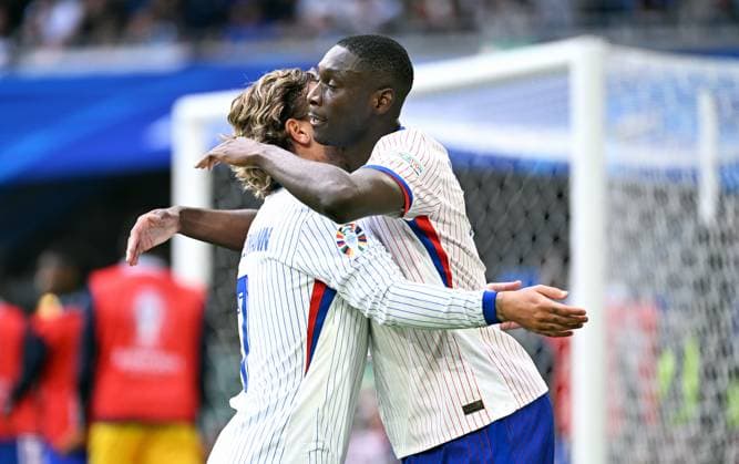 Football, European Championship, EURO 2024, Round of 16, Merkur Spiel Arena Düsseldorf France Belgium 1 0 cheering Randal Kolo Muani FRA after his goal to make it 1 0, together with Antoine Griezmann FRA cheering, joy, action