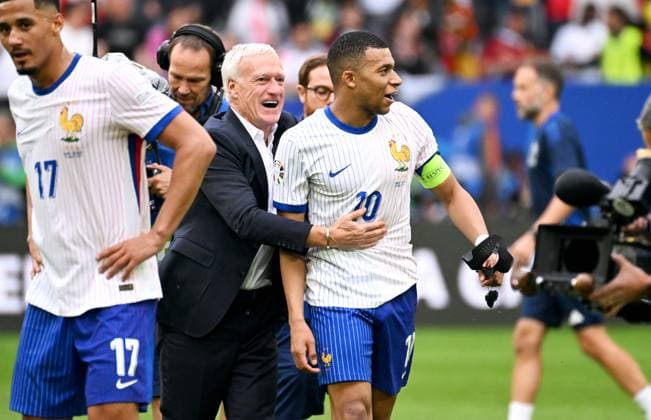 Football, European Championship, EURO 2024, Round of 16, Merkur Spiel Arena Düsseldorf France Belgium 1 0 Kylian Mbappe FRA and national coach Didier Deschamps FRA cheering, joy, action after the end of the match