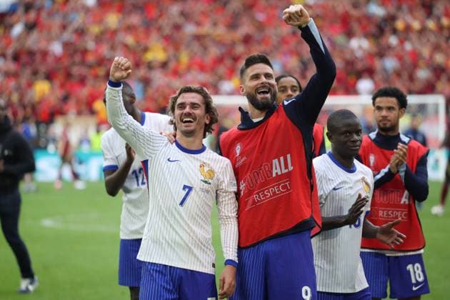 Germany - UEFA EURO, EM, Europameisterschaft,Fussball 2024 - France vs Belgium - 01 07 2024 GERMANY, DUSSELDORF, JULY 01. Antoine Griezmann of France and Olivier Giroud of France (From L to R) celebrate after their victory at the end of the UEFA EURO 2024 round of 16 match between France and Belgium. On July 01, 2024 at Dusseldorf Arena in Dusseldorf, Germany. Photo by Manuel Blondeau AOP.Press Dusseldorf Dusseldorf Arena Germany Copyright: x ManuelxBlondeau AOP.Pressx AOP20240701 0020