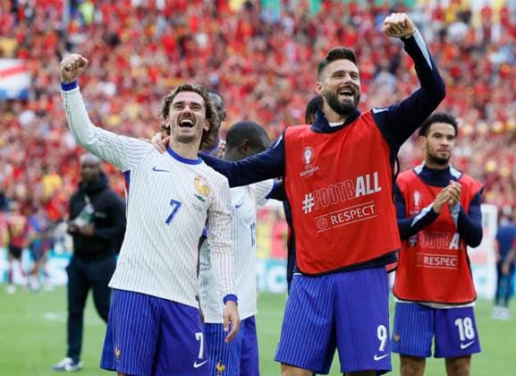 France v Belgium: Round of 16 - UEFA EURO, EM, Europameisterschaft,Fussball 2024 Antoine Griezmann and Olivier Giroud of France celebrate after winning the UEFA EURO 2024 round of 16 match between France and Belgium at Düsseldorf Arena on July 1, 2024 in Dusseldorf, Germany. Düsseldorf Düsseldorf Arena Germany Germany Copyright: xRichardxSellers Sportsphoto APLx 14043533