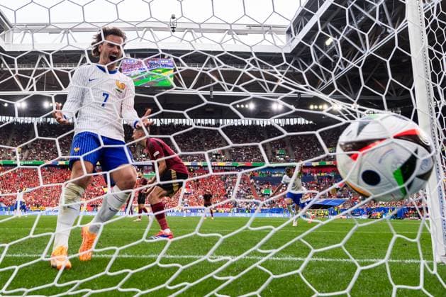240701 Antoine Griezmann of France celebrates after 1 0 during the UEFA Euro 2024 Football Championship round of 16 match between France and Belgium on July 1, 2024 in Dusseldorf Photo Mathias Bergeld BILDBYRAN kod MB MB0941 fotboll football soccer fotballs em europamästerskap em uefa euro uefa european football championship euro 2024 frankrike france belgien belgium bbeng round of 16 attondelsfinal celebrate jubel  Copyright: MATHIASxBERGELD BB240701MB106