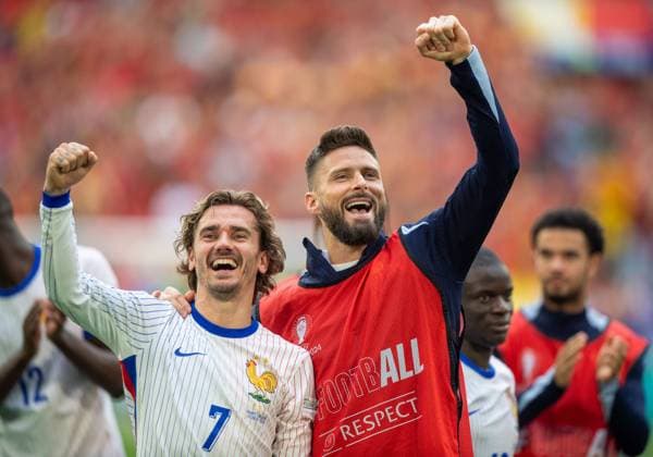 Football, men, season 2023 24, Euro 2024 round of 16 in Düsseldorf, France Belgium, f l Antoine Griezmann France , Olivier Giroud France , cheering after the final whistle, 01 07 2024, Copyright: xSebastianxRäppold MatthiasxKochx