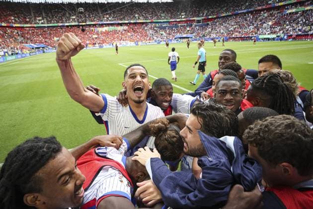 Joie des joueurs de France apres le but de 12 Kolo Muani Randal KOLO MUANI Forward (FRA FOOTBALL : France vs Belgique- Euro 2024 round of 16 - Dusseldorf Arena - 01-07-2024 ElyxandroCegarra Panoramic 