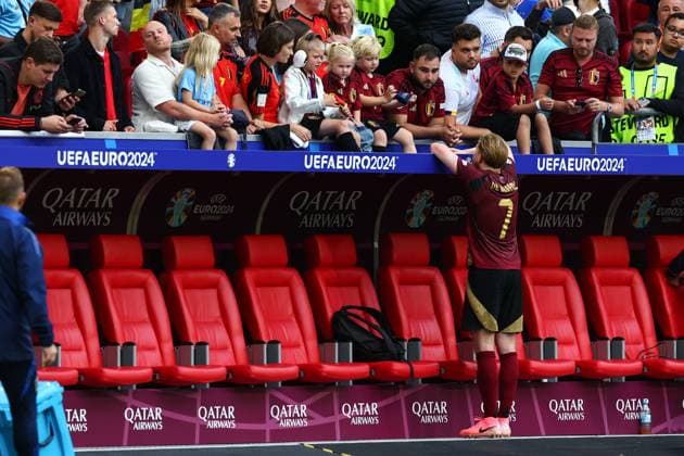 Frankreich gegen Belgien 1. Juli 2024, Düsseldorf UEFA EURO Achtelfinale Frankreich gegen Belgien Kevin De Bruyne von Belgien spricht mit seinen Kindern Foto Charlotte Wilson Abseits Düsseldorf Deutschland  Copyright: xCharlottexWilsonx xOffsidexOffside
