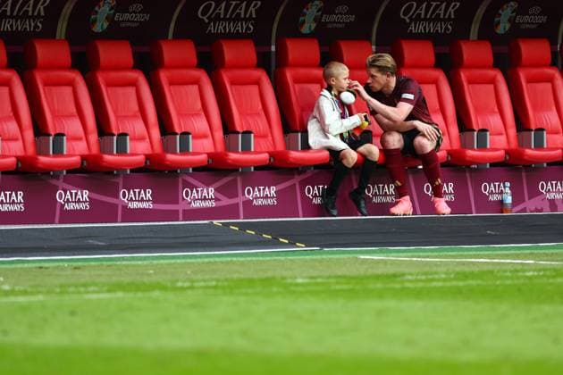 Frankreich gegen Belgien 1. Juli 2024, Düsseldorf UEFA EURO Achtelfinale Frankreich gegen Belgien Kevin De Bruyne von Belgien spricht mit seinen Kindern Foto Charlotte Wilson Abseits Düsseldorf Deutschland  Copyright: xCharlottexWilsonx xOffsidexOffside