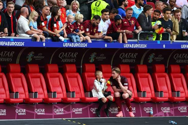 Frankreich gegen Belgien 1. Juli 2024, Düsseldorf UEFA EURO Achtelfinale Frankreich gegen Belgien Kevin De Bruyne von Belgien spricht mit seinen Kindern Foto Charlotte Wilson Abseits Düsseldorf Deutschland  Copyright: xCharlottexWilsonx xOffsidexOffside
