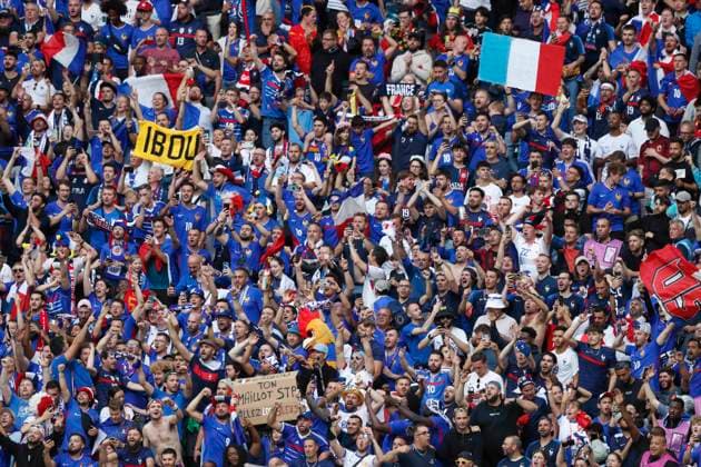 France v Belgium UEFA EURO, EM, Europameisterschaft,Fussball 2024 Round of 16 The French fans celebrate victory at the end of during the UEFA Euro 2024 Round of 16 match between France and Belgium at Merkur Spiel-Arena, Düsseldorf UK Newspapers OUT Copyright: xPaulxChestertonx FIL-20313-0084