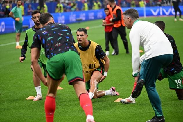 01 07 2024, xjhx, Football EM 2024 1 8 Final, Portugal Slovenia emspor, v l Warmup warm up Warm up before the match Cristiano Ronaldo Portugal DFL DFB REGULATIONS PROHIBIT ANY USE OF PHOTOGRAPHS as IMAGE SEQUENCES and or QUASI VIDEO Frankfurt am Main