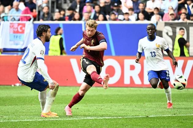 240701 EURO2024 FRANCE VS BELGIUM Kevin De Bruyne (7) of Belgium battles for the ball with Theo Hernandez (22) of France during a soccer game between the national teams of France, called les Bleus and Belgium, called the Red Devils in a round of 16 knock out game of the UEFA EURO, EM, Europameisterschaft,Fussball 2024 tournament , on Monday 1 July 2024 in Dusseldorf , Germany . photo isosport Maarten Straetemans Dusseldorf GERMANY  Copyright: xx 471809