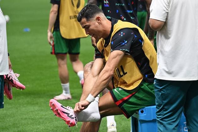 01 07 2024, xjhx, Football EM 2024 1 8 Final, Portugal Slovenia emspor, v l Warmup warm up Warm up before the game Cristiano Ronaldo Portugal changes shoes DFL DFB REGULATIONS PROHIBIT ANY USE OF PHOTOGRAPHS as IMAGE SEQUENCES and or QUASI VIDEO Frankfurt am Main