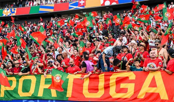 FRANKFURT - Portugal fans during the UEFA EURO, EM, Europameisterschaft,Fussball 2024 round of 16 match between Portugal and Slovenia at the Frankfurt Arena on July 1, 2024 in Frankfurt, Germany. ANP Hollandse Hoogte UEFA EURO 2024 2024 xVIxANPxSportx xGerritxvanxKeulenxIVx 502555747 originalFilename: 502555747.jpg
