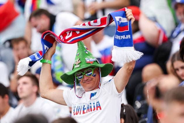 2024-07-01 Portugal v Slovenia - Round of 16 - UEFA EURO, EM, Europameisterschaft,Fussball 2024 FRANKFURT, GERMANY - JULY 1: Fan of Slovenia wearing a hat and face paint during the Round of 16 - UEFA EURO 2024 match between Portugal and Slovenia at Deutsche Bank Park on July 1, 2024 in Frankfurt, Germany. (Photo by Peter Lous BSR Agency) Frankfurt Germany Content not available for redistribution in The Netherlands directly or indirectly through any third parties. Copyright: xBSRxAgencyx