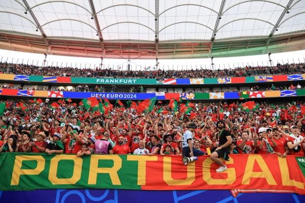 Fußball UEFA EURO 2024 Achtelfinale Portugal gegen Slowenien 1. Juli 2024 UEFA EURO 2024 Achtelfinale Portugal gegen Slowenien Portugal-Fans Foto Simon Stacpoole Abseits Frankfurt Deutschland  Copyright: xSimonxStacpoolexOffside
