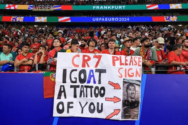 Fußball UEFA EURO 2024 Achtelfinale Portugal gegen Slowenien 1. Juli 2024 UEFA EURO 2024 Achtelfinale Portugal gegen Slowenien Ein Schild, das um die Aufmerksamkeit von Ronaldo bittet Foto Simon Stacpoole Abseits Frankfurt Deutschland  Copyright: xSimonxStacpoolexOffside