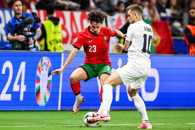 FRANKFURT - (l-r) Vitinha of Portugal, Timi Elsnik of Slovenia during the UEFA EURO, EM, Europameisterschaft,Fussball 2024 round of 16 match between Portugal and Slovenia at the Frankfurt Arena on July 1, 2024 in Frankfurt, Germany. ANP Hollandse Hoogte UEFA EURO 2024 2024 xVIxANPxSportx xGerritxvanxKeulenxIVx 502558309 originalFilename: 502558309.jpg
