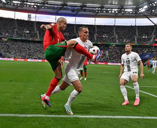 01 07 2024, Football UEFA EURO 2024, Round of 16, Portugal Slovenia, in the Frankfurt Arena Frankfurt am Main, v l Pepe Portugal vs Jure Balkovec Slovenia