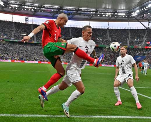 01 07 2024, Football UEFA EURO 2024, Round of 16, Portugal Slovenia, in the Frankfurt Arena Frankfurt am Main, v l Pepe Portugal vs Jure Balkovec Slovenia