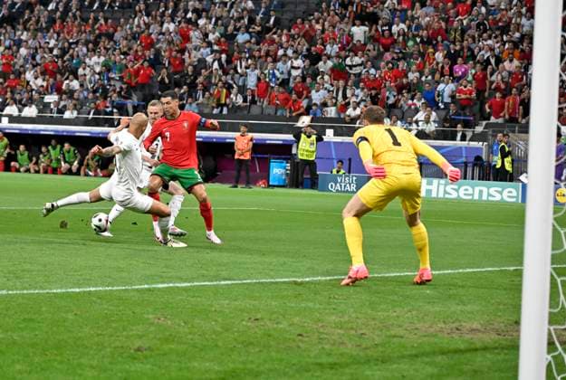 01 07 2024, Football UEFA EURO 2024, Round of 16, Portugal Slovenia, in the Frankfurt Arena Frankfurt am Main, Cristiano Ronaldo Portugal vs Jan Oblak Slovenia