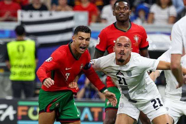 Frankfurt Arena Frankfurt am Main, UEFA EURO 2024 Germany, Monday 1 Jul 2024 Round of 16, Portugal Slovenia, Cristiano Ronaldo Portugal is pulled by the jersey, Vanja Drkusic Slovenia , duel, action, action, battles for the ball Copyright: JoaquimxFerreira