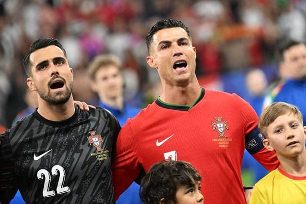 01 07 2024, xjhx, Football EM 2024 1 8 Final, Portugal Slovenia emspor, v l Diogo Meireles da Costa Portugal Cristiano Ronaldo Portugal sing the national anthem UEFA REGULATIONS PROHIBIT ANY USE OF PHOTOGRAPHS as IMAGE SEQUENCES and or QUASI VIDEO Frankfurt am Main