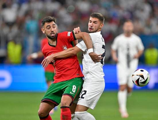 01 07 2024, Football UEFA EURO 2024, Round of 16, Portugal Slovenia, at Frankfurt Arena Frankfurt am Main, v l Bruno Fernandes Portugal vs Adam Gnezda Cerin Slovenia