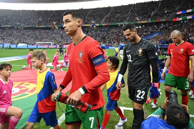01 07 2024, xjhx, Football EM 2024 1 8 Final, Portugal Slovenia emspor, v l Cristiano Ronaldo Portugal UEFA REGULATIONS PROHIBIT ANY USE OF PHOTOGRAPHS as IMAGE SEQUENCES and or QUASI VIDEO Frankfurt am Main